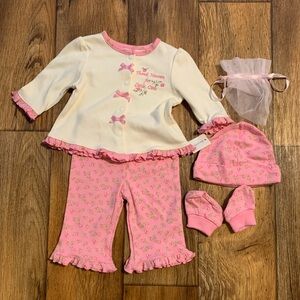 NWT Specialty Baby outfit set w/ hat and Booties - Size: 3/6 month